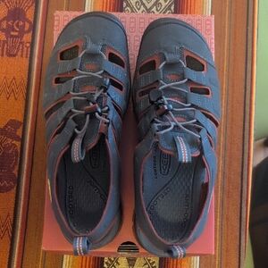 Keen Cascade CNX Sports Sandals New in box Sz 8